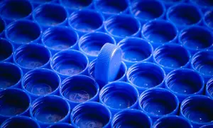 Rząd niebieskich nakrętek, jedna wyróżnia się. Zastanawiasz się, czym odtłuścić plastik?