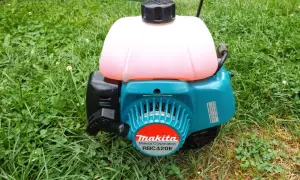 Kosa spalinowa Makita RBC420E nie wchodzi na obroty. Silnik wygląda na sprawny, ale coś blokuje jego moc.