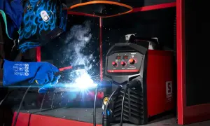 Spawarka Stamos S-Multi 195 IGBT w akcji. Idealna spawarka do domu, z maską i rękawicami ochronnymi.