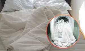 Biała pościel na łóżku i w pralce. Dowiedz się, jak prać kołdrę, by była świeża i czysta.