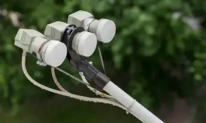Trzy konwertery LNB na wysięgniku anteny satelitarnej. Dowiedz się, jak ustawić antenę satelitarną nc+ bez miernika.