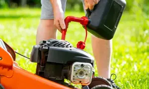 Mężczyzna nalewa paliwo do kosiarki. Zastanawiasz się, jakie paliwo do kosiarki będzie najlepsze? Upewnij się, że używasz odpowiedniego paliwa, aby Twoja kosiarka działała sprawnie.