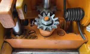Mechanizm podnośnika hydraulicznego z zębatkami i sprężyną. Zastanawiasz się, jaki olej do podnośnika hydraulicznego?