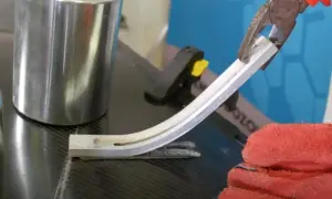 Próba zgięcia aluminiowego profilu. Zastanawiasz się, czym skleić aluminium?