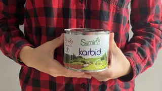 Osoba w koszuli w kratę trzyma puszkę z napisem "Sumin karbid". Szukasz gdzie kupić karbid?