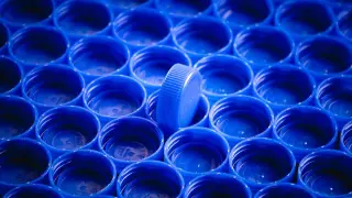 Rząd niebieskich nakrętek, jedna wyróżnia się. Zastanawiasz się, czym odtłuścić plastik?