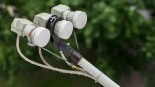 Trzy konwertery LNB na wysięgniku anteny satelitarnej. Dowiedz się, jak ustawić antenę satelitarną nc+ bez miernika.