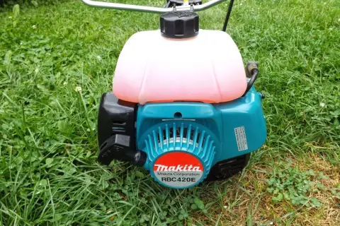 Kosa spalinowa Makita RBC420E nie wchodzi na obroty. Silnik wygląda na sprawny, ale coś blokuje jego moc.