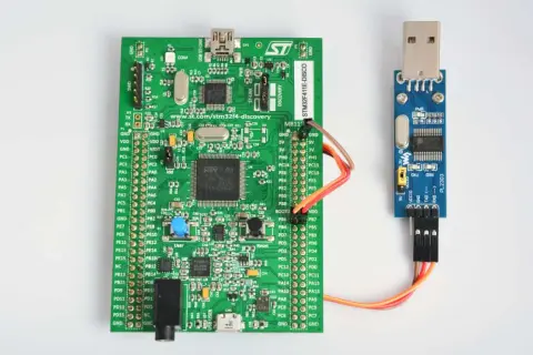 Zestaw deweloperski STM32 z modułem USB-UART (PL2303) do komunikacji szeregowej.