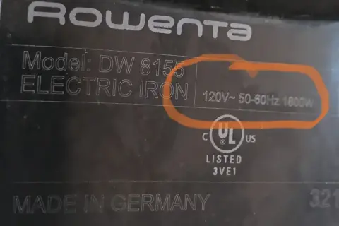 Rowenta DW 8155, żelazko elektryczne. Jego moc znamionowa to 1800W, co zapewnia szybkie nagrzewanie. Wyprodukowano w Niemczech.
