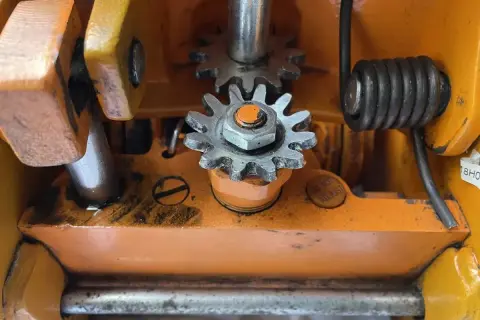 Mechanizm podnośnika hydraulicznego z zębatkami i sprężyną. Zastanawiasz się, jaki olej do podnośnika hydraulicznego?