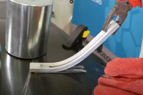 Próba zgięcia aluminiowego profilu. Zastanawiasz się, czym skleić aluminium?