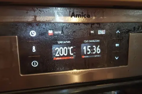 Panel sterowania piekarnika Amica z ustawioną temperaturą 200°C i czasem zakończenia 15:36. Jak odblokować piekarnik Amica?