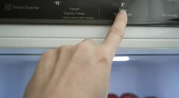 Palec naciska przycisk "Fridge" na panelu sterowania lodówki Amica No Frost, ustawiając temperaturę na 3°C.