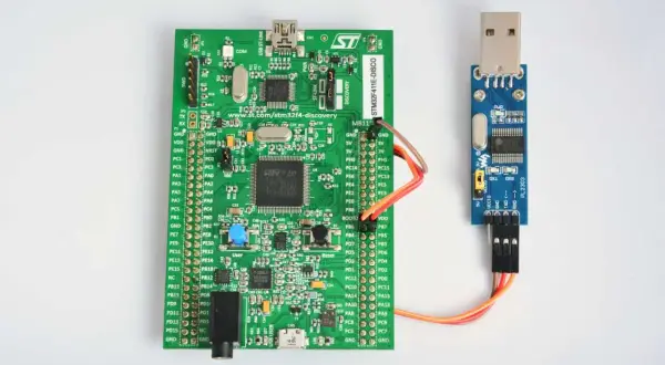 Zestaw deweloperski STM32 z modułem USB-UART (PL2303) do komunikacji szeregowej.