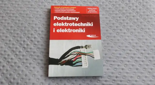 Podręcznik "Podstawy elektrotechniki i elektroniki" z ilustracją wiązki przewodów. Idealny dla przyszłych mechaników pojazdów samochodowych.