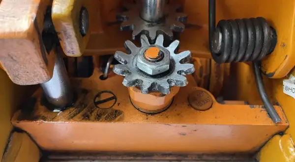 Mechanizm podnośnika hydraulicznego z zębatkami i sprężyną. Zastanawiasz się, jaki olej do podnośnika hydraulicznego?