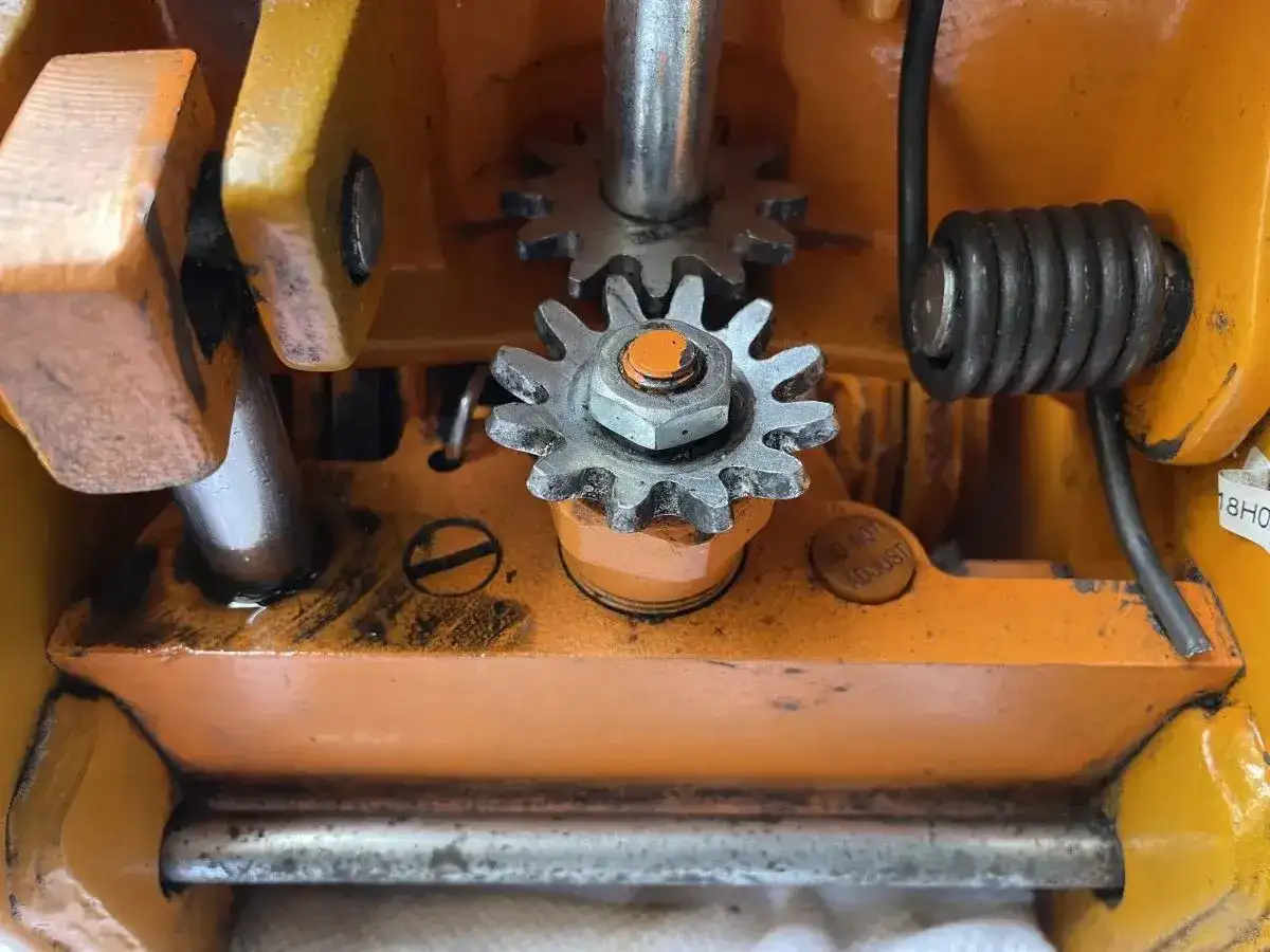 Mechanizm podnośnika hydraulicznego z zębatkami i sprężyną. Zastanawiasz się, jaki olej do podnośnika hydraulicznego?