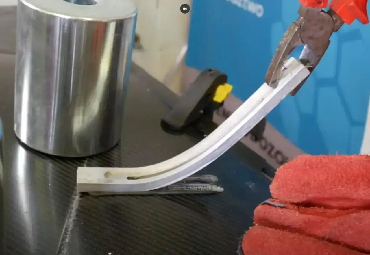 Próba zgięcia aluminiowego profilu. Zastanawiasz się, czym skleić aluminium?