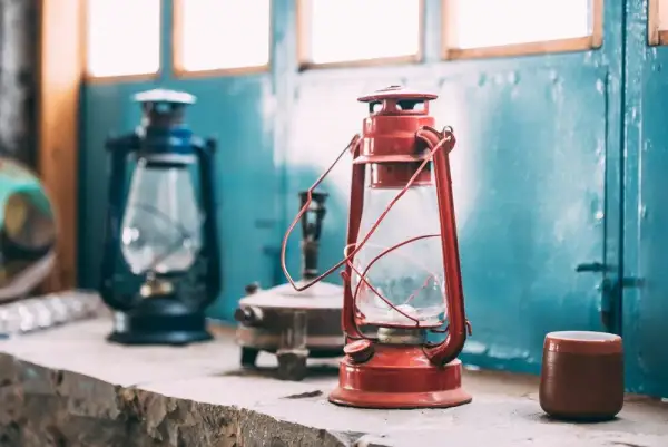 Kiedy powstała lampa naftowa? Odkryj jej fascynującą historię
