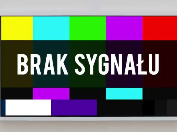 Na ekranie telewizora wyświetla się komunikat "BRAK SYGNAŁU" na tle kolorowych pasów.